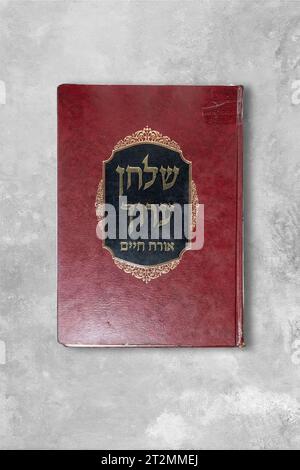 Safed, Israel - 14. August 2023: Buch in der Yosef Caro Synagoge in Safed, Israel. Übersetzung: Edited Lifestyle Stockfoto