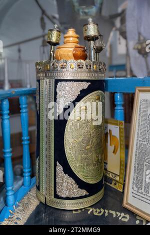 Safed, Israel – 14. August 2023: Fall der sephardischen tora in der Safed Abuhav Synagoge, einer Synagoge aus dem 15. Jahrhundert in Safed (Zfat), Galiläa, Israel Stockfoto