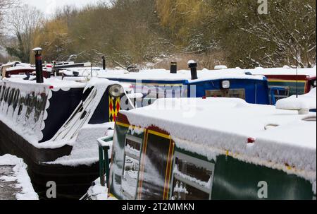 Kanalboote oder schmale Boote helfen im Winter. Kennet und Avon Canal am Aldermaston Wharf, Berkshire, Großbritannien Stockfoto