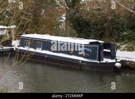 Schmales Boot oder Kanalboot im Schnee auf dem Kennet- und Avon-Kanal bei Aldermaston Lock. Teil der Continuous Cruising Community. Stockfoto