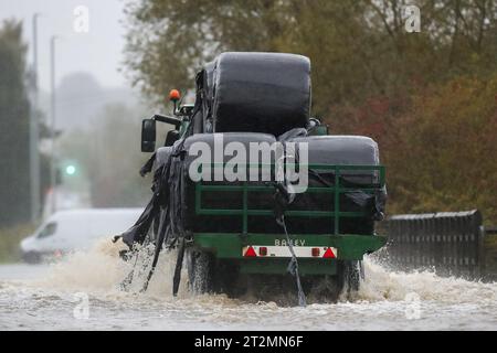 Allerton Bywater, Großbritannien. Oktober 2023. Ein Traktor fährt durch die überflutete Barnsdale Road in Leeds, nachdem der Fluss Aire seine Ufer platzt, als Storm Babet am 20. Oktober 2023 in Allerton Bywater, Allerton Bywater, Großbritannien, in Allerton Bywater, Großbritannien, am 20. Oktober 2023 (Foto: James Heaton/News Images) in Allerton Bywater, Vereinigtes Königreich, stürzt. (Foto: James Heaton/News Images/SIPA USA) Credit: SIPA USA/Alamy Live News Stockfoto