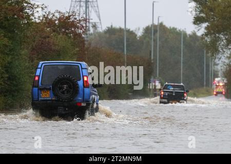 Zwei Fahrzeuge trotzen der überfluteten Barnsdale Road in Leeds, nachdem der Fluss Aire seine Ufer platzt, als Storm Babet in Allerton Bywater, Allerton Bywater, Großbritannien, 20. Oktober 2023 (Foto: James Heaton/News Images) Stockfoto