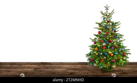 Reizender Weihnachtsbaum mit bunten Ornamenten auf Holzboden, isoliert auf weißem Hintergrund Stockfoto