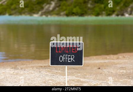 Symbol für begrenztes Angebot. Concept Words Limited Angebot für schöne schwarze Kreidetafel. Wunderschöner Bergsee im Hintergrund. Marketingmotivation für Unternehmen Stockfoto