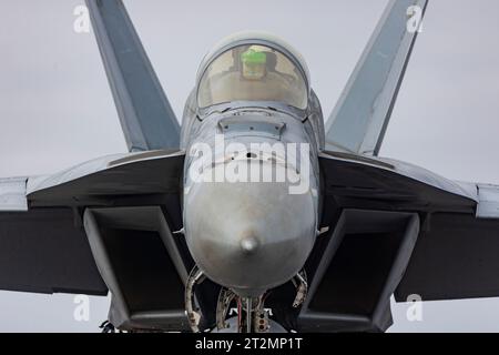 San Diego, Usa. Oktober 2023. Ein F/A-18F Super Hornet Kampfflugzeug der US Navy mit der Black Aces of Strike Fighter Squadron 41 bereitet sich auf den Start vom Flugdeck des Flugzeugträgers USS Abraham Lincoln der Nimitz-Klasse vor, der am 18. Oktober 2023 vor der Küste von San Diego im Pazifik operiert. Kredit: MC2 Clayton Wren/USA Navy/Alamy Live News Stockfoto