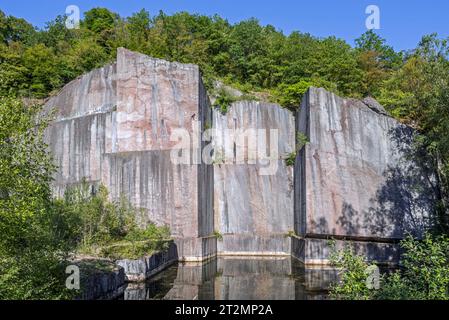 Verlassener Steinbruch aus rotem Marmor Carrière de Beauchâteau bei Senzeilles, Cerfontaine, Provinz Namur, belgische Ardennen, Wallonien, Belgien Stockfoto