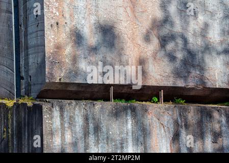 Verlassener Steinbruch aus rotem Marmor Carrière de Beauchâteau bei Senzeilles, Cerfontaine, Provinz Namur, belgische Ardennen, Wallonien, Belgien Stockfoto