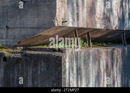 Verlassener Steinbruch aus rotem Marmor Carrière de Beauchâteau bei Senzeilles, Cerfontaine, Provinz Namur, belgische Ardennen, Wallonien, Belgien Stockfoto