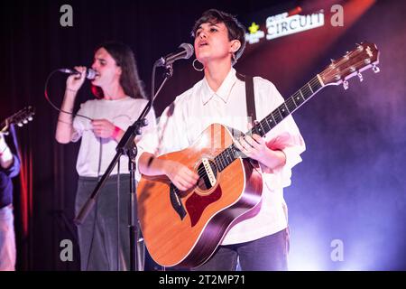 Barcelona, Spanien. 2023.10.19. Anna Andreu und Marina Arrufat treten am 19. Oktober 2023 auf der Bühne im Apolo 2 in Barcelona auf. Stockfoto