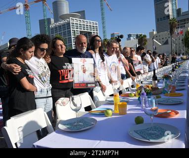 Tel Aviv, Israel. Oktober 2023. Familien von Geiseln, die von der Hamas in Gaza gehalten werden, begrüßen am Freitag, den 20. Oktober 2023, in der Nähe des Tel Aviv Museums den Sabbat, den jüdischen Sabbat, an einem Tisch mit 203 leeren Stühlen, die auf die Rückkehr der Geiseln warten. Israel befindet sich in einem Krieg mit der Hamas nach Raketen aus Gaza und einem Massaker in Dörfern in der Nähe des Gazastreifens. Foto: Debbie Hill/ Credit: UPI/Alamy Live News Stockfoto