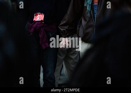 Paris, Frankreich. Oktober 2023. Während der propalästinensischen Demonstration halten Demonstranten Hände vor der Polizei. Tausende von Menschen versammelten sich erneut auf dem Place de Republique in Paris, um Unterstützung für das palästinensische Volk zu zeigen und einen sofortigen Waffenstillstand von den israelischen Truppen zu fordern. Obwohl der Innenminister Gérald Darmanin seine Position zum Verbot aller pro-palästinensischen Demonstrationen aufrechterhielt, hob das Pariser Verwaltungsgericht diese Entscheidung auf und genehmigte diesen Protest nur für eine Stunde, von 19.00 bis 20.00 Uhr. (Foto: Telmo Pinto/SOPA Images/SIPA USA) Credit: SIPA USA/Alamy Live News Stockfoto