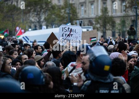 Paris, Frankreich. Oktober 2023. Ein Demonstrant hält während der Pro-Palästina-Demonstration ein Plakat. Tausende von Menschen versammelten sich erneut auf dem Place de Republique in Paris, um Unterstützung für das palästinensische Volk zu zeigen und einen sofortigen Waffenstillstand von den israelischen Truppen zu fordern. Obwohl der Innenminister Gérald Darmanin seine Position zum Verbot aller pro-palästinensischen Demonstrationen aufrechterhielt, hob das Pariser Verwaltungsgericht diese Entscheidung auf und genehmigte diesen Protest nur für eine Stunde, von 19.00 bis 20.00 Uhr. (Foto: Telmo Pinto/SOPA Images/SIPA USA) Credit: SIPA USA/Alamy Live News Stockfoto