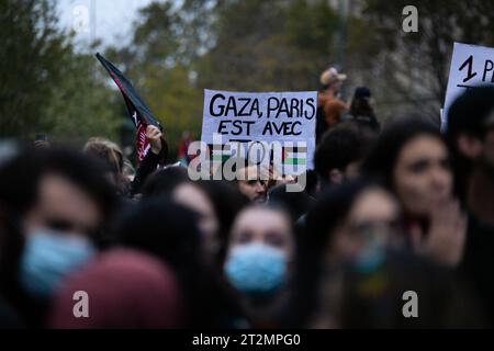 Paris, Frankreich. Oktober 2023. Ein Plakat "Gaza, Paris steht mit dir", das während der Pro-Palästina-Demonstration zu sehen war. Tausende von Menschen versammelten sich erneut auf dem Place de Republique in Paris, um Unterstützung für das palästinensische Volk zu zeigen und einen sofortigen Waffenstillstand von den israelischen Truppen zu fordern. Obwohl der Innenminister Gérald Darmanin seine Position zum Verbot aller pro-palästinensischen Demonstrationen aufrechterhielt, hob das Pariser Verwaltungsgericht diese Entscheidung auf und genehmigte diesen Protest nur für eine Stunde, von 19.00 bis 20.00 Uhr. (Foto: Telmo Pinto/SOPA Images/SIPA USA) Credit: SIPA USA/Alamy Live News Stockfoto