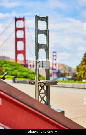 Nahaufnahme der Replik der Golden Gate Bridge mit Brücke im Hintergrund an hellen Sommertagen Stockfoto