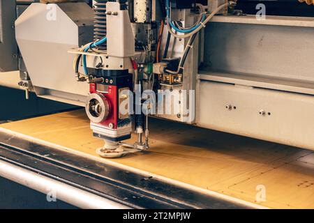 Hochleistungs-Laserschneidemaschine. Arbeiten Sie in einer Fabrik, automatisches Schneiden. Stockfoto