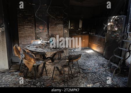 Das Innere eines Küchen- und Esszimmerbereichs in einem Bürgerhaus in der jüdischen Gemeinde Kibbuz Be'eri entlang der Grenze zum Gazastreifen während einer Pressetour am 20. Oktober 2023. Diese Gemeinde wurde von Hamas-Infiltratoren angegriffen, die am 7. Oktober 2023 etwa 100 von 1000 Menschen töteten, die in dieser Gemeinde lebten. Foto von Jim Hollander/UPI Credit: UPI/Alamy Live News Stockfoto