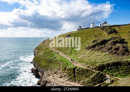 Ein Blick auf den Südwestküstenweg vom Durlston Point zum Anvil Point an der Jurassic Coast, Dorset, Großbritannien. Eine beliebte Wanderroute Stockfoto