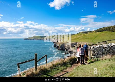 Eine kleine Gruppe von Wanderern, die auf der Isle of Purbeck, Dorset, dem South West Coast Path folgen. Die Gruppe besteht aus männlichen und weiblichen Wanderern Stockfoto