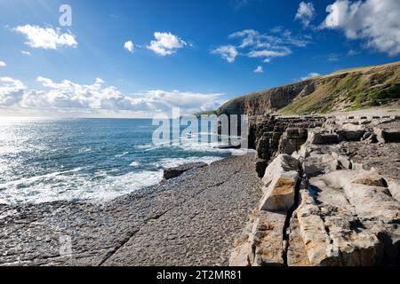 Ein Blick über das Dancing Ledge Dorset UK. Eine Touristenattraktion auf dem South West Coast Path. Ein ehemaliger Kalksteinbruch, der an den Ärmelkanal grenzt Stockfoto