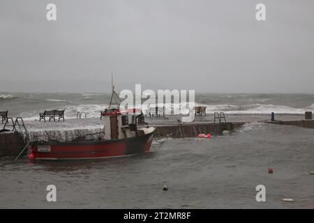 Dalkey, Dublin, Irland, 20. Oktober 2023. Bei Flut im Bullock Harbour während einer Met Eireann Status Orange Regenwarnung für Storm Babet in Dublin die Wellen über die Hafenmauern. Quelle: Doreen Kennedy/Alamy Live News. Stockfoto