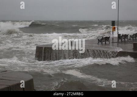 Dalkey, Dublin, Irland, 20. Oktober 2023. Bei Flut im Bullock Harbour während einer Met Eireann Status Orange Regenwarnung für Storm Babet in Dublin die Wellen über die Hafenmauern. Quelle: Doreen Kennedy/Alamy Live News. Stockfoto