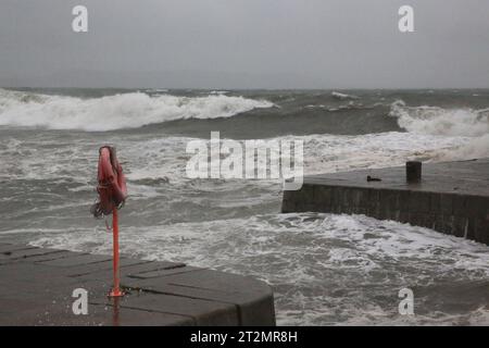 Dalkey, Dublin, Irland, 20. Oktober 2023. Bei Flut im Bullock Harbour während einer Met Eireann Status Orange Regenwarnung für Storm Babet in Dublin die Wellen über die Hafenmauern. Quelle: Doreen Kennedy/Alamy Live News. Stockfoto