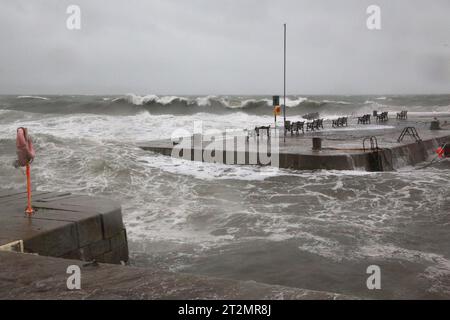 Dalkey, Dublin, Irland, 20. Oktober 2023. Bei Flut im Bullock Harbour während einer Met Eireann Status Orange Regenwarnung für Storm Babet in Dublin die Wellen über die Hafenmauern. Quelle: Doreen Kennedy/Alamy Live News. Stockfoto