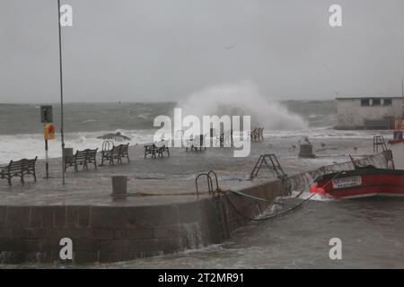 Dalkey, Dublin, Irland, 20. Oktober 2023. Bei Flut im Bullock Harbour während einer Met Eireann Status Orange Regenwarnung für Storm Babet in Dublin die Wellen über die Hafenmauern. Quelle: Doreen Kennedy/Alamy Live News. Stockfoto