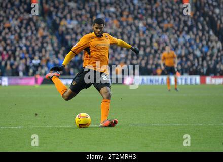 Ethan Ebanks-Landell von Wolverhampton Wanderers erzielt ein Tor, um es mit 1:0 zu erreichen. Sky Bet Football League One - Wolverhampton Wanderers gegen Leyton Orient 29/12/2013 Stockfoto