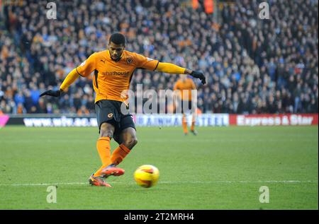 Ethan Ebanks-Landell von Wolverhampton Wanderers erzielt ein Tor, um es mit 1:0 zu erreichen. Sky Bet Football League One - Wolverhampton Wanderers gegen Leyton Orient 29/12/2013 Stockfoto