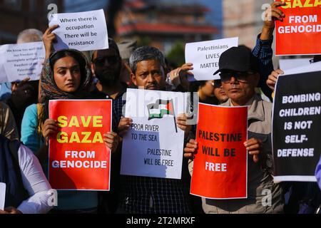 Dutzende marschieren in Nepal zur Unterstützung Palästinas nepalesische Aktivisten zeigen Plakate, in denen Israel aufgefordert wird, die Bombardierung palästinensischer Gebiete zu stoppen, während sie Demonstrationen in der Nähe der israelischen Mission in Kathmandu am 20. Oktober 2023 abhalten. Aktivisten riefen Israel auf, die Bombardierung palästinensischer Gebiete abzuwenden und zu Gesprächen an den Tisch zu kommen. Kathmandu Bagmati Nepal Copyright: XSubashxShresthax Credit: Imago/Alamy Live News Stockfoto