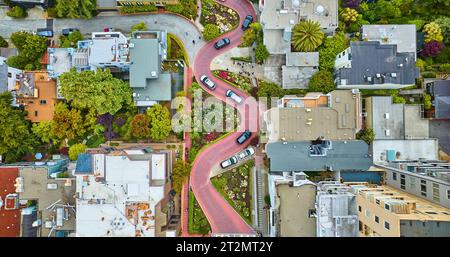 Luftlinie geradeaus die Lombard Street hinunter mit vertikaler Straße Stockfoto