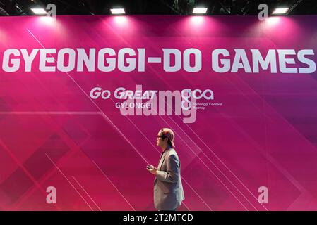 Bangkok, Thailand. Oktober 2023. Ein Besucher sah, wie er an einem „Gyeonggi-Do Games“-Banner während der Thailand Game Show 2023 im Queen Sirikit National Convention Center in Bangkok vorbeiging. Quelle: SOPA Images Limited/Alamy Live News Stockfoto