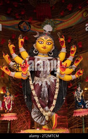Howrah, Westbengalen, Indien - 3. Oktober 2022 : wunderschön dekoriertes Durga-Idol wird im Puja-Pandal verehrt. Durga Puja, Hindu-Festival. Stockfoto