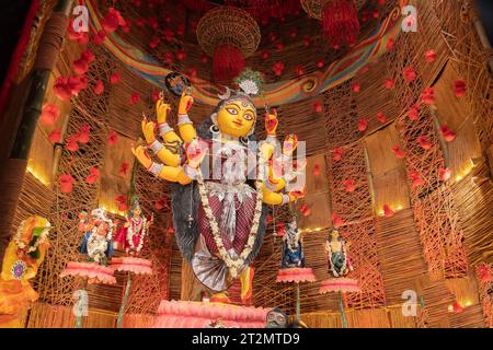 Howrah, Westbengalen, Indien - 3. Oktober 2022 : wunderschön dekoriertes Durga-Idol wird im Puja-Pandal verehrt. Durga Puja, Hindu-Festival. Stockfoto