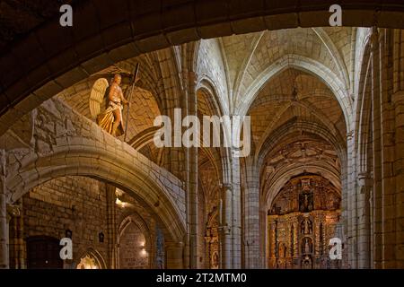 SAN VICENTE, SPANIEN, 29. September 2023 : Santa María Church de los Angeles ist im gotischen Stil von Santander gehalten. Es hat drei Schiffe mit hohen Ogivgewölben. Stockfoto