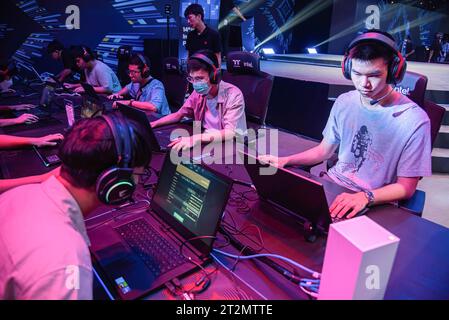 Bangkok, Thailand. Oktober 2023. Besucher sahen Videospiele auf Laptops während der Thailand Game Show 2023 im Queen Sirikit National Convention Center in Bangkok. (Foto: Peerapon Boonyakiat/SOPA Image/SIPA USA) Credit: SIPA USA/Alamy Live News Stockfoto