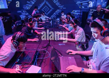 Bangkok, Thailand. Oktober 2023. Besucher sahen Videospiele auf Laptops während der Thailand Game Show 2023 im Queen Sirikit National Convention Center in Bangkok. (Foto: Peerapon Boonyakiat/SOPA Image/SIPA USA) Credit: SIPA USA/Alamy Live News Stockfoto