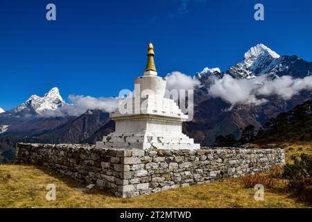Chorten mit Ama Dablam und Mount Everest im Hintergrund Stockfoto