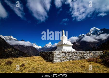 Chorten mit Ama Dablam und Mount Everest im Hintergrund Stockfoto