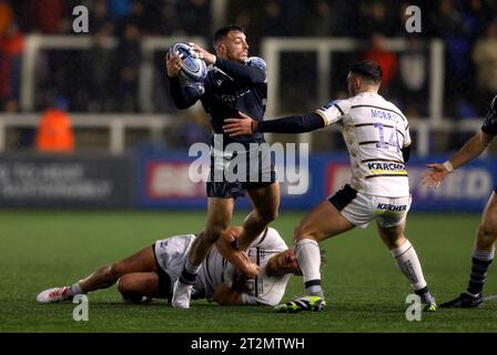 Adam Radwan von Newcastle Falcons will den Ball abladen, als er während des Gallagher Premiership Matches in Kingston Park in Newcastle angegriffen wird. Bilddatum: Freitag, 20. Oktober 2023. Stockfoto