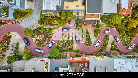 Luftlinie geradeaus über Lombard Street mit Autos und Straße horizontal Stockfoto