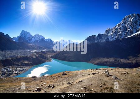 Blick vom Gokyo Ri auf den Gokyo See Stockfoto