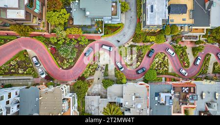 Geradeaus über die Lombard Street mit Autos und Straße, die horizontal durch Shot verlaufen Stockfoto