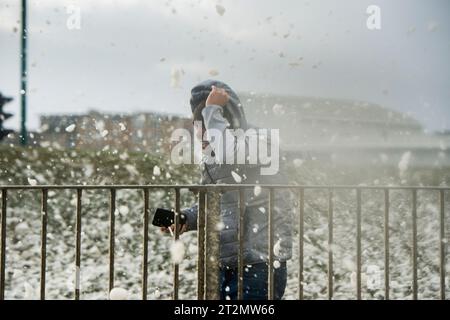 Seeschaum bedeckt das Ufer und die Promenade am Aberdeen Beach Scotland während Storm Babet. Credit Paul Glendell / Alamy Live News Stockfoto