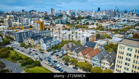 Aus der Luft die bemalten Damenhäuser mit weitem Blick auf San Francisco Stockfoto