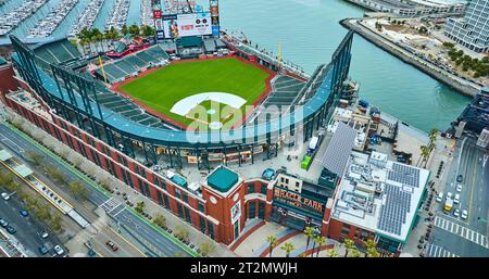 Oracle Park ist unten am Eingang des Willie Mays Gate mit Leuten auf dem Feld Stockfoto