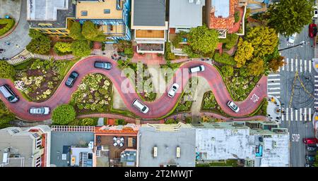Direkt nach unten geschossen über Lombard Street mit Autos und Straße, die horizontal durch die Luft verlaufen Stockfoto