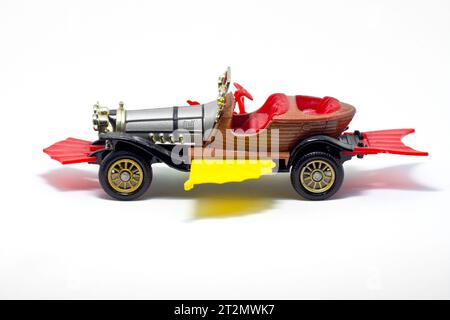 Nahaufnahme eines Corgi-Spielzeugmodells des legendären Autos Chitty Chitty Bang Bang aus dem gleichnamigen Film, isoliert vor weißem Hintergrund. Stockfoto