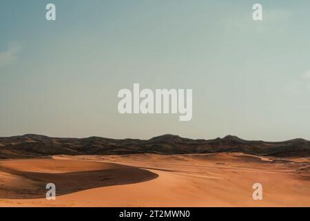 Felsige Wüstenlandschaft bei Sonnenuntergang Stockfoto